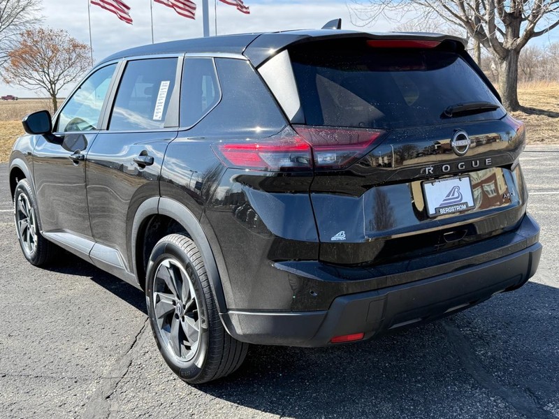 Nissan Rogue Vehicle Image 06