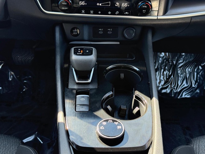 Nissan Rogue Vehicle Image 13