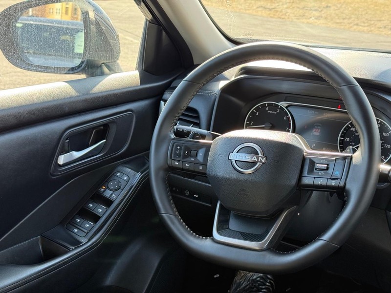Nissan Rogue Vehicle Image 14