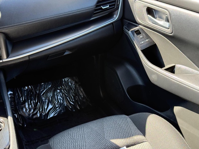 Nissan Rogue Vehicle Image 15