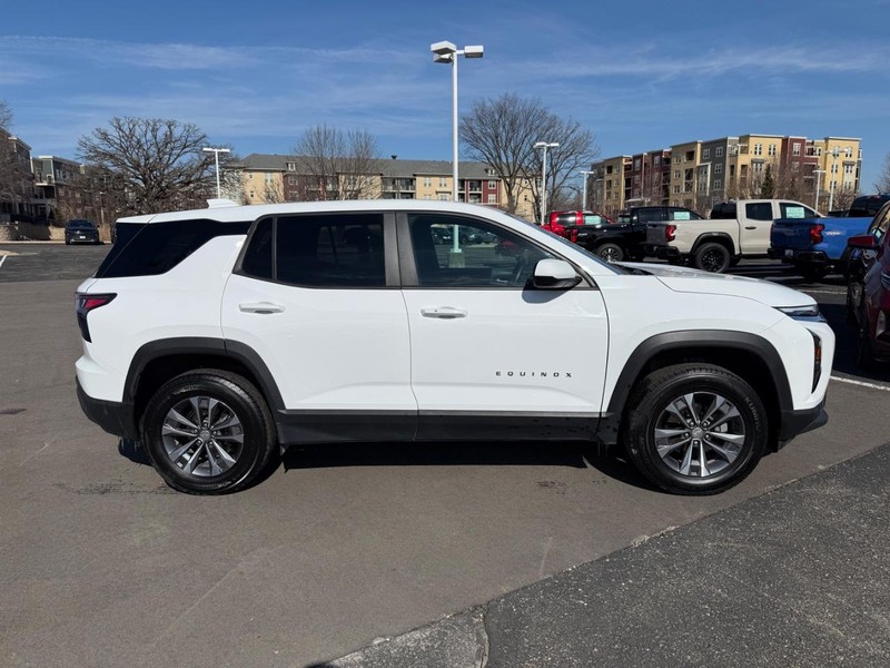 Chevrolet Equinox Vehicle Image 02