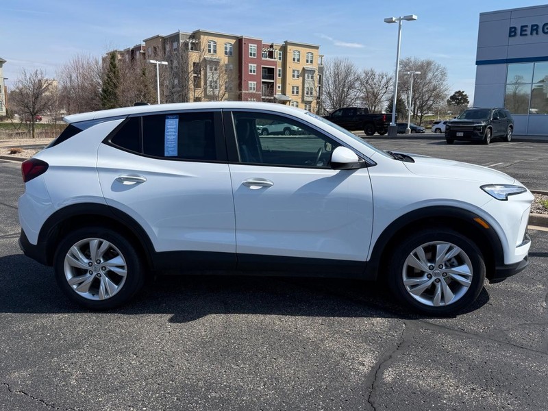 Buick Encore GX Vehicle Full-screen Gallery Image 02