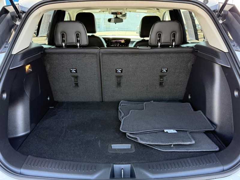 Buick Encore GX Vehicle Full-screen Gallery Image 05