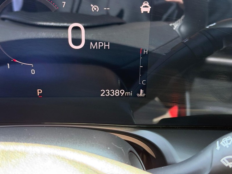 Buick Encore GX Vehicle Full-screen Gallery Image 18