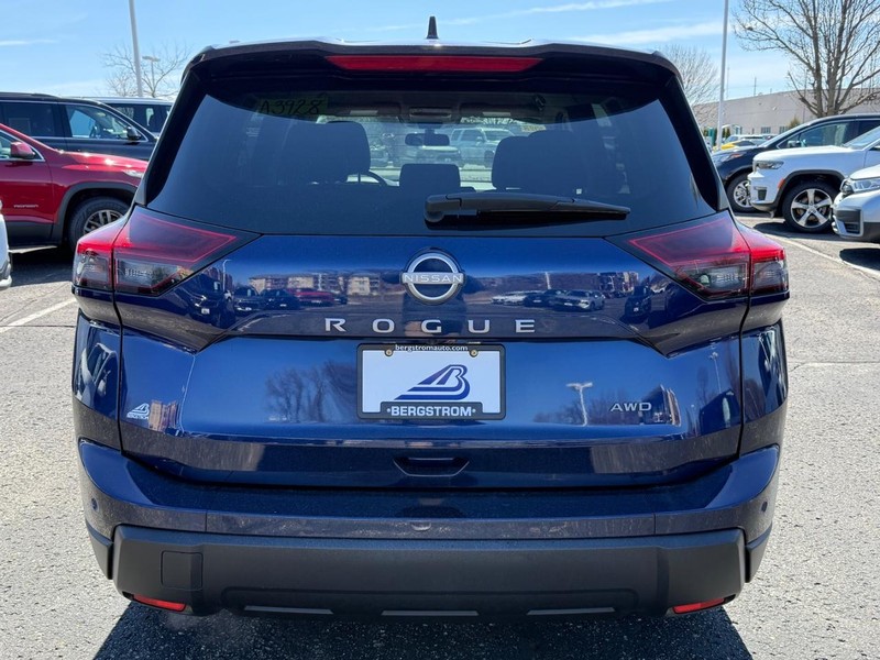 Nissan Rogue Vehicle Image 04