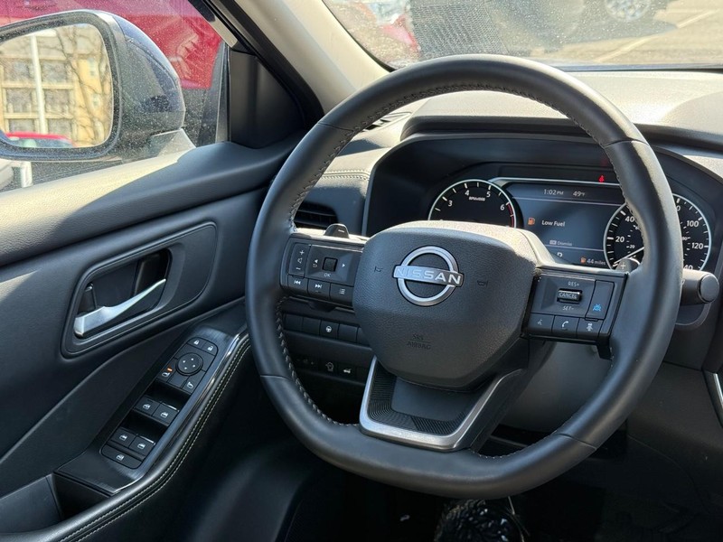 Nissan Rogue Vehicle Image 14