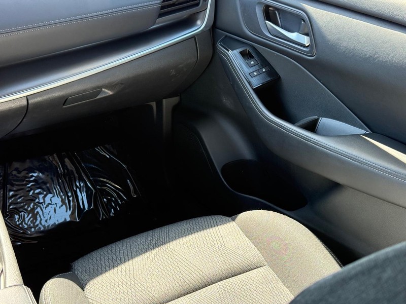 Nissan Rogue Vehicle Image 15