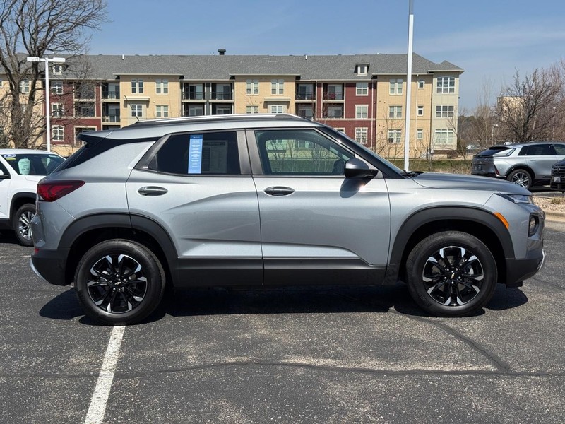 Chevrolet TrailBlazer Vehicle Image 02