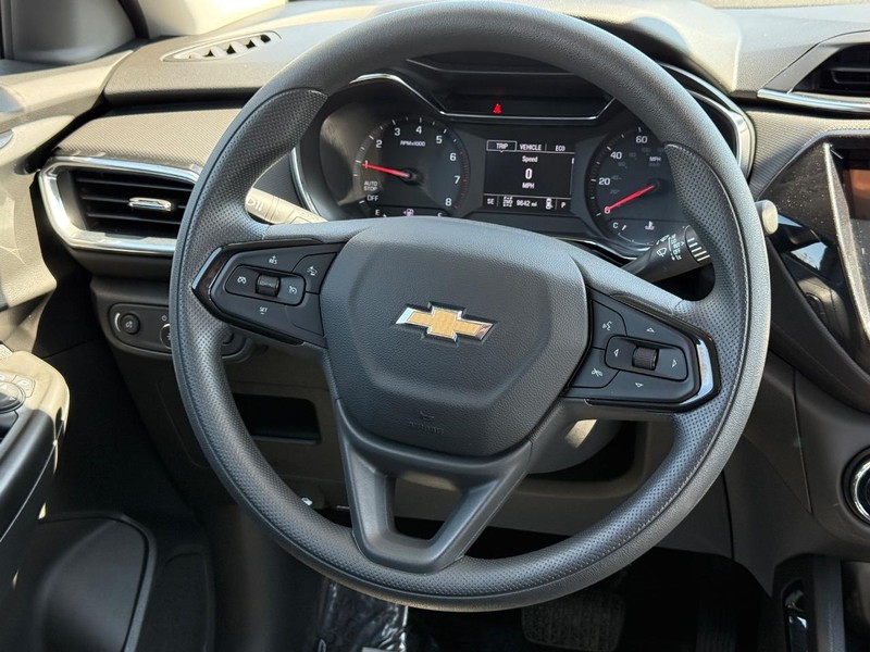 Chevrolet TrailBlazer Vehicle Image 12