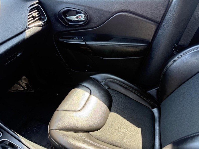 Jeep Cherokee Vehicle Image 21