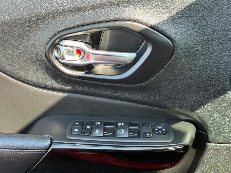 Jeep Cherokee Vehicle Image 24