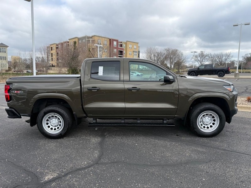Chevrolet Colorado Vehicle Full-screen Gallery Image 02