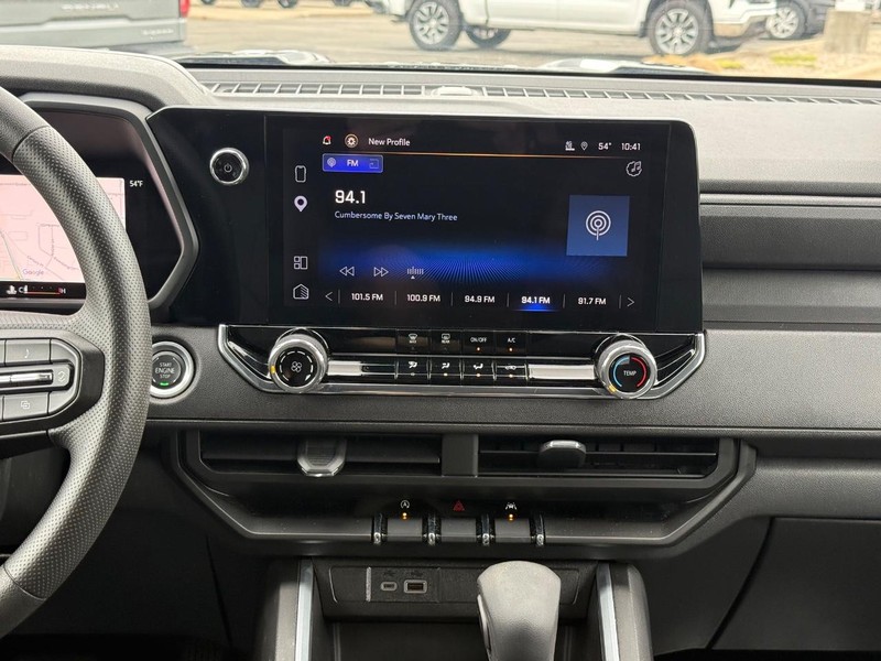 Chevrolet Colorado Vehicle Full-screen Gallery Image 12