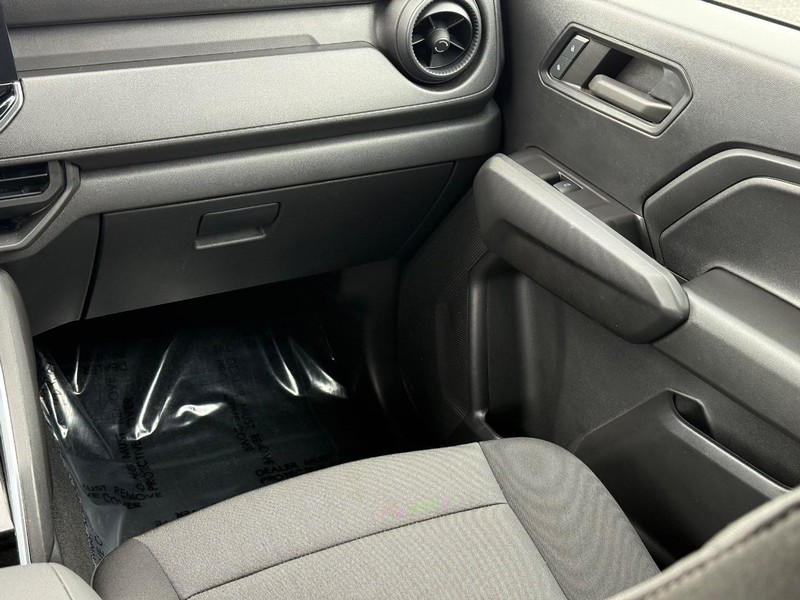 Chevrolet Colorado Vehicle Full-screen Gallery Image 16