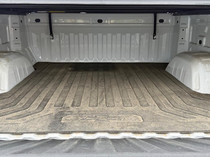 Chevrolet Silverado 1500 Vehicle Full-screen Gallery Image 05