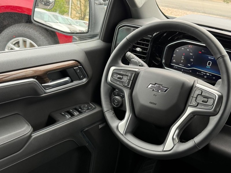 Chevrolet Silverado 1500 Vehicle Full-screen Gallery Image 13