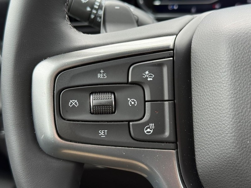 Chevrolet Silverado 1500 Vehicle Full-screen Gallery Image 16