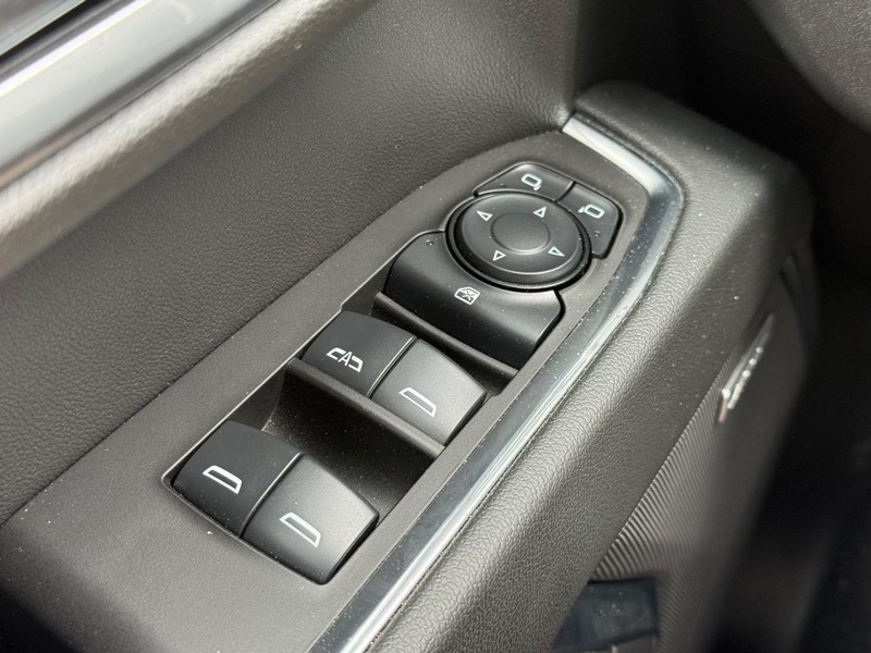 Chevrolet Silverado 1500 Vehicle Full-screen Gallery Image 21