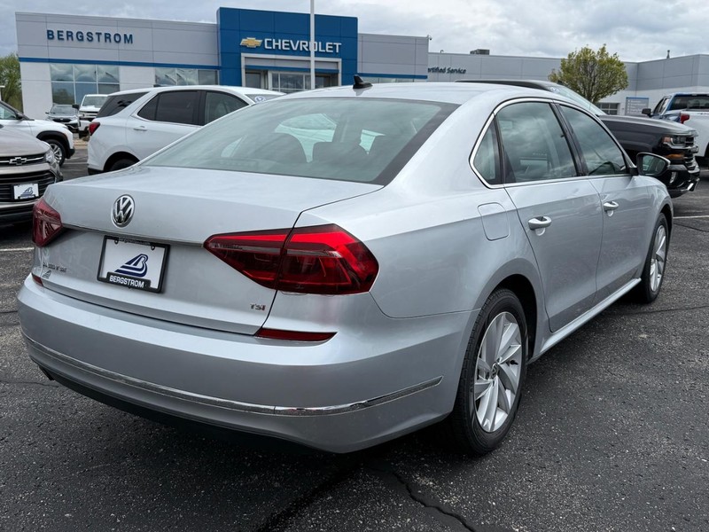 Volkswagen Passat Vehicle Image 03