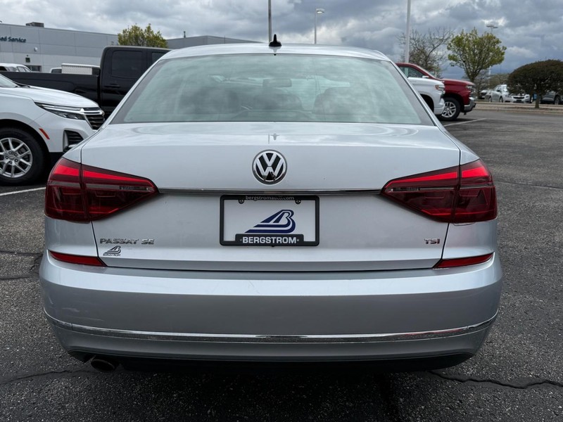 Volkswagen Passat Vehicle Image 04