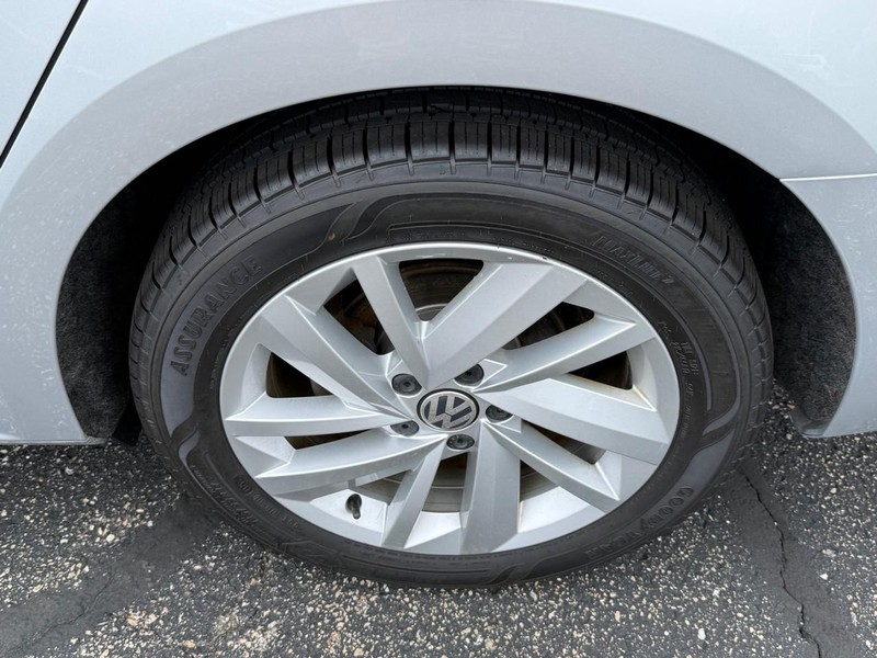 Volkswagen Passat Vehicle Image 07