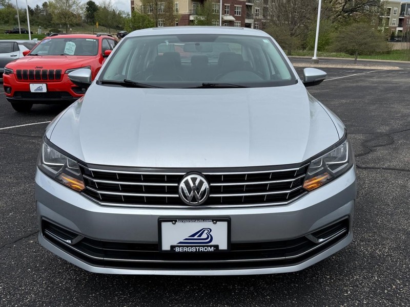 Volkswagen Passat Vehicle Image 09