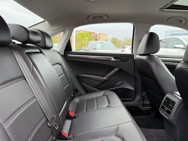 Volkswagen Passat Vehicle Image 10