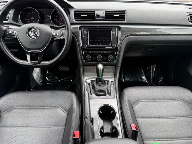 Volkswagen Passat Vehicle Image 11