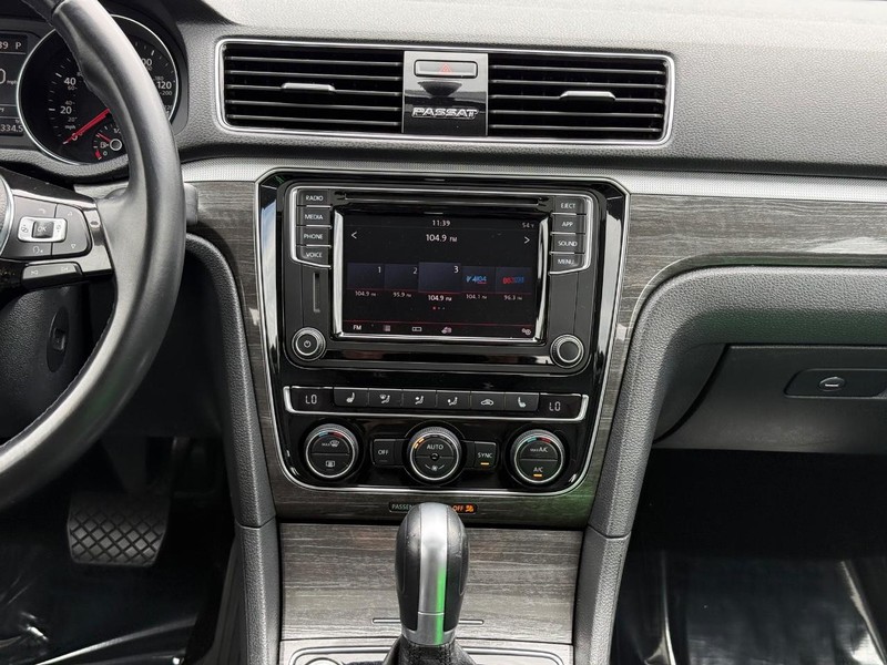 Volkswagen Passat Vehicle Image 12