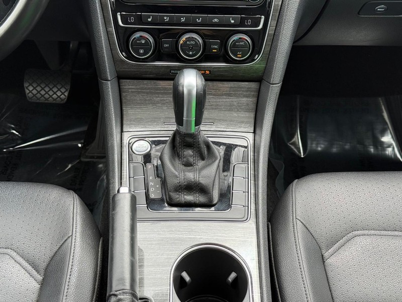 Volkswagen Passat Vehicle Image 13