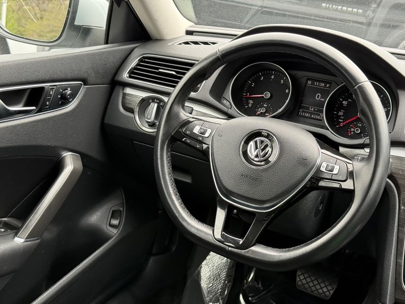 Volkswagen Passat Vehicle Image 14