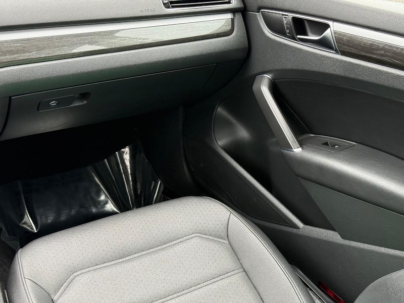 Volkswagen Passat Vehicle Image 15