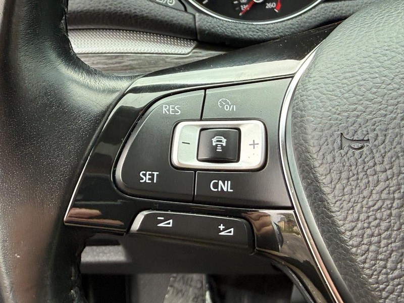 Volkswagen Passat Vehicle Image 16