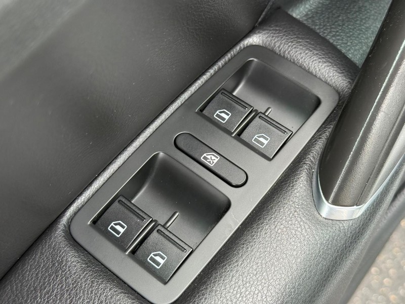 Volkswagen Passat Vehicle Image 21