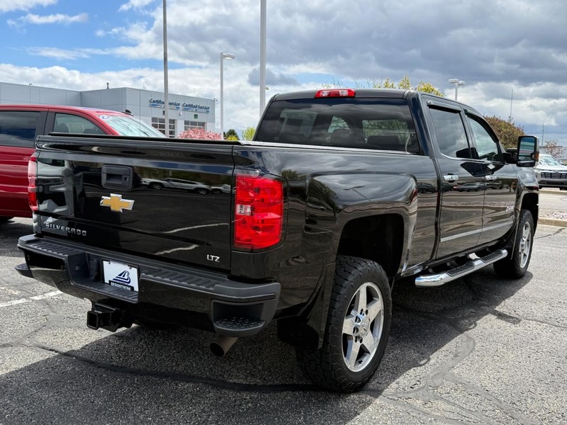 Chevrolet Silverado 2500HD Built After Aug 14 Vehicle Image 03