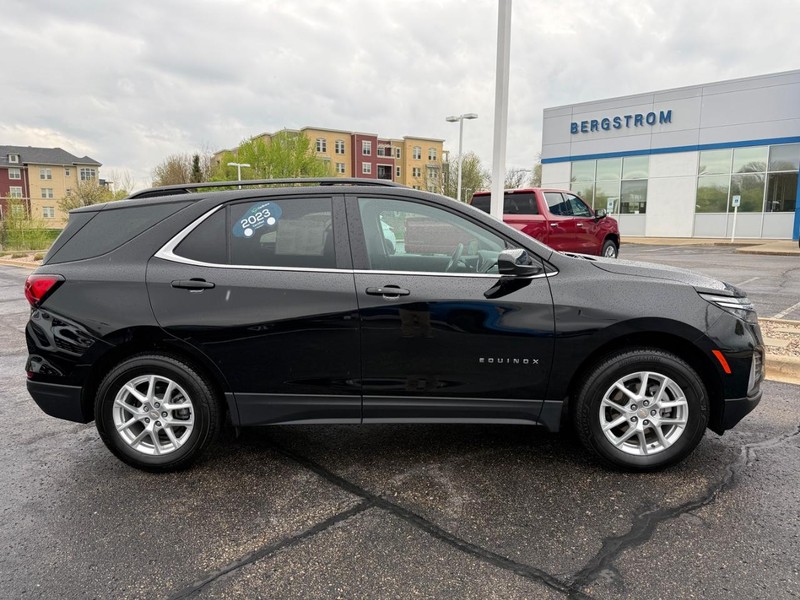 Chevrolet Equinox Vehicle Image 02