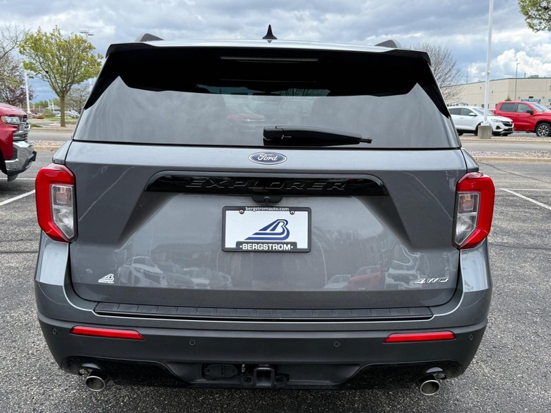 Ford Explorer Vehicle Image 04