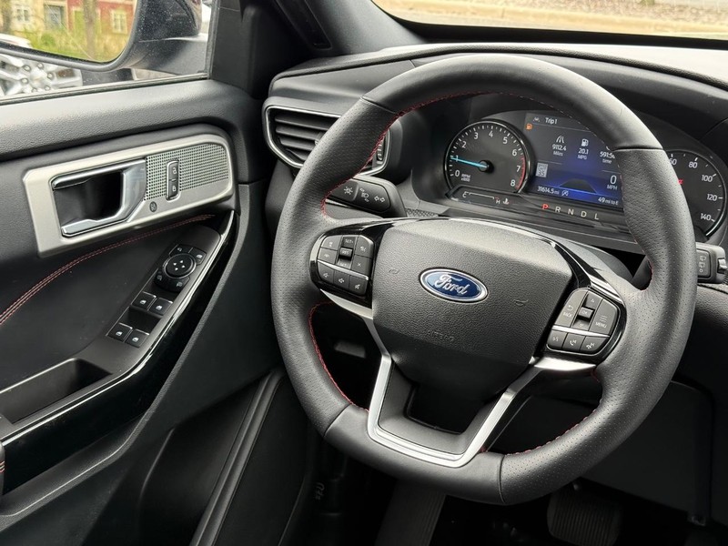 Ford Explorer Vehicle Image 15
