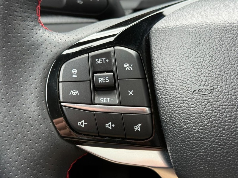 Ford Explorer Vehicle Image 17