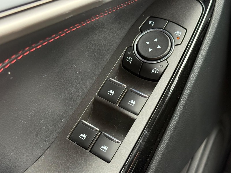 Ford Explorer Vehicle Image 23
