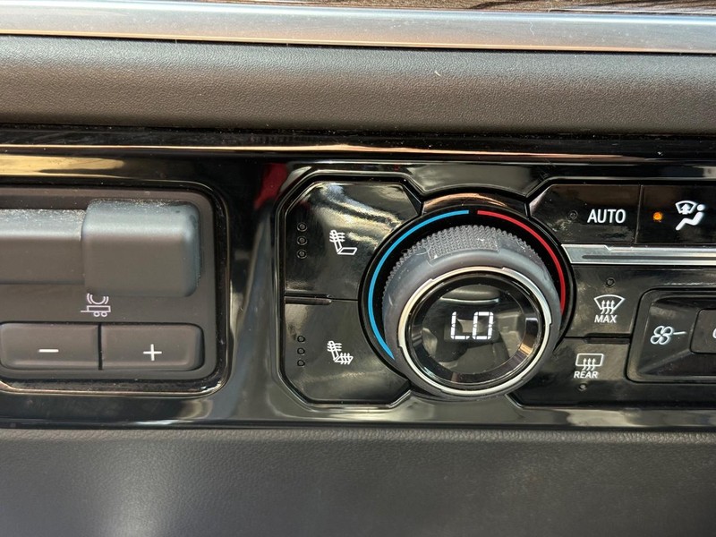 Chevrolet Silverado 1500 Vehicle Full-screen Gallery Image 21
