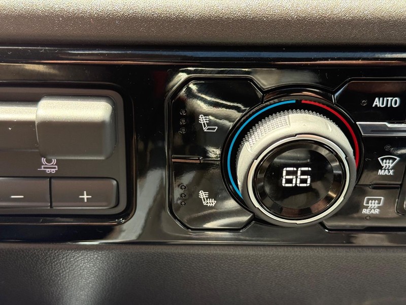 Chevrolet Silverado 1500 Vehicle Full-screen Gallery Image 20