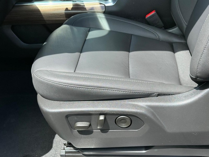 Chevrolet Silverado 1500 Vehicle Full-screen Gallery Image 22