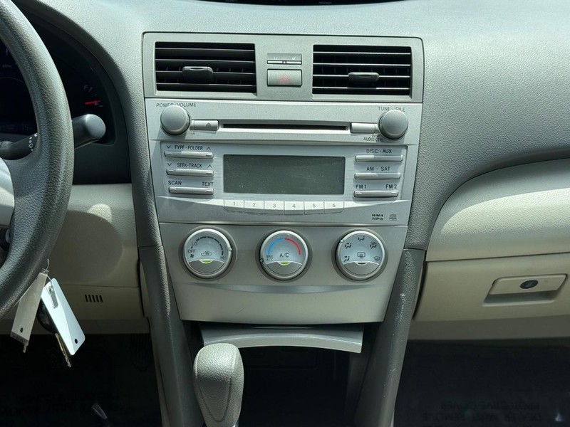 Toyota Camry Vehicle Image 12