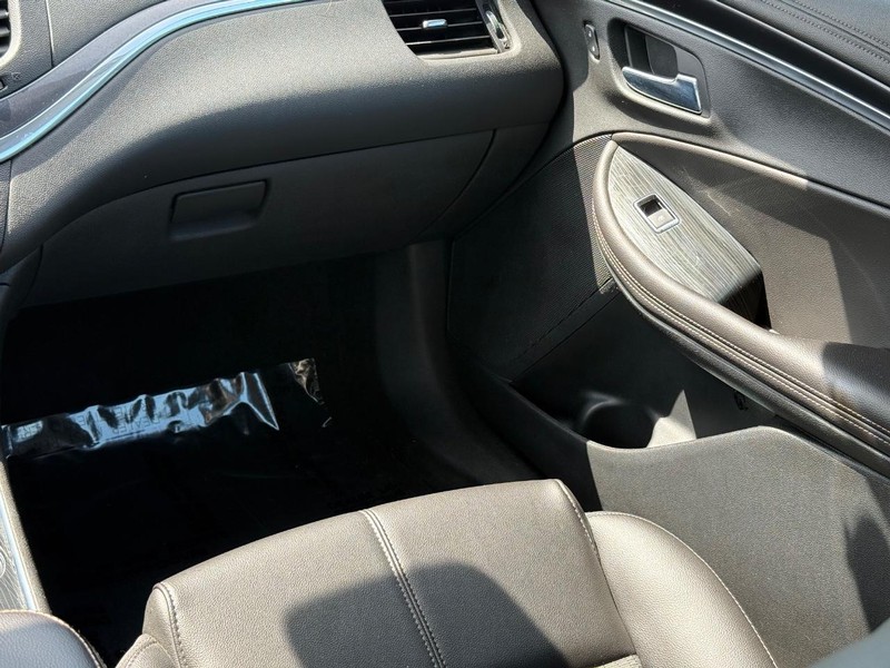 Chevrolet Impala Vehicle Full-screen Gallery Image 15