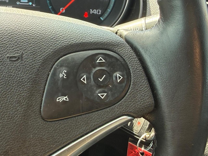 Chevrolet Impala Vehicle Full-screen Gallery Image 18