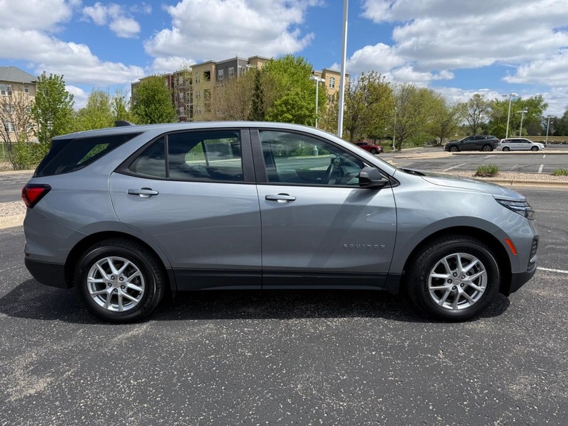 Chevrolet Equinox Vehicle Image 02