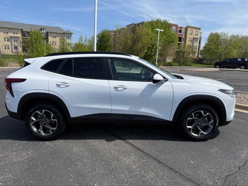 Chevrolet Trax Vehicle Image 02