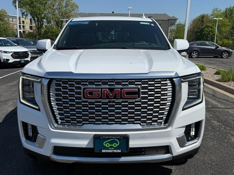 GMC Yukon Vehicle Image 09