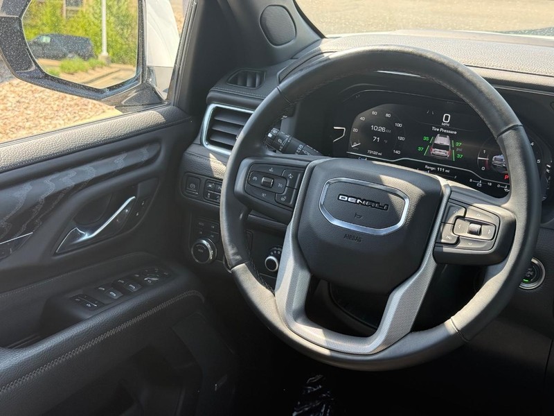 GMC Yukon Vehicle Image 14